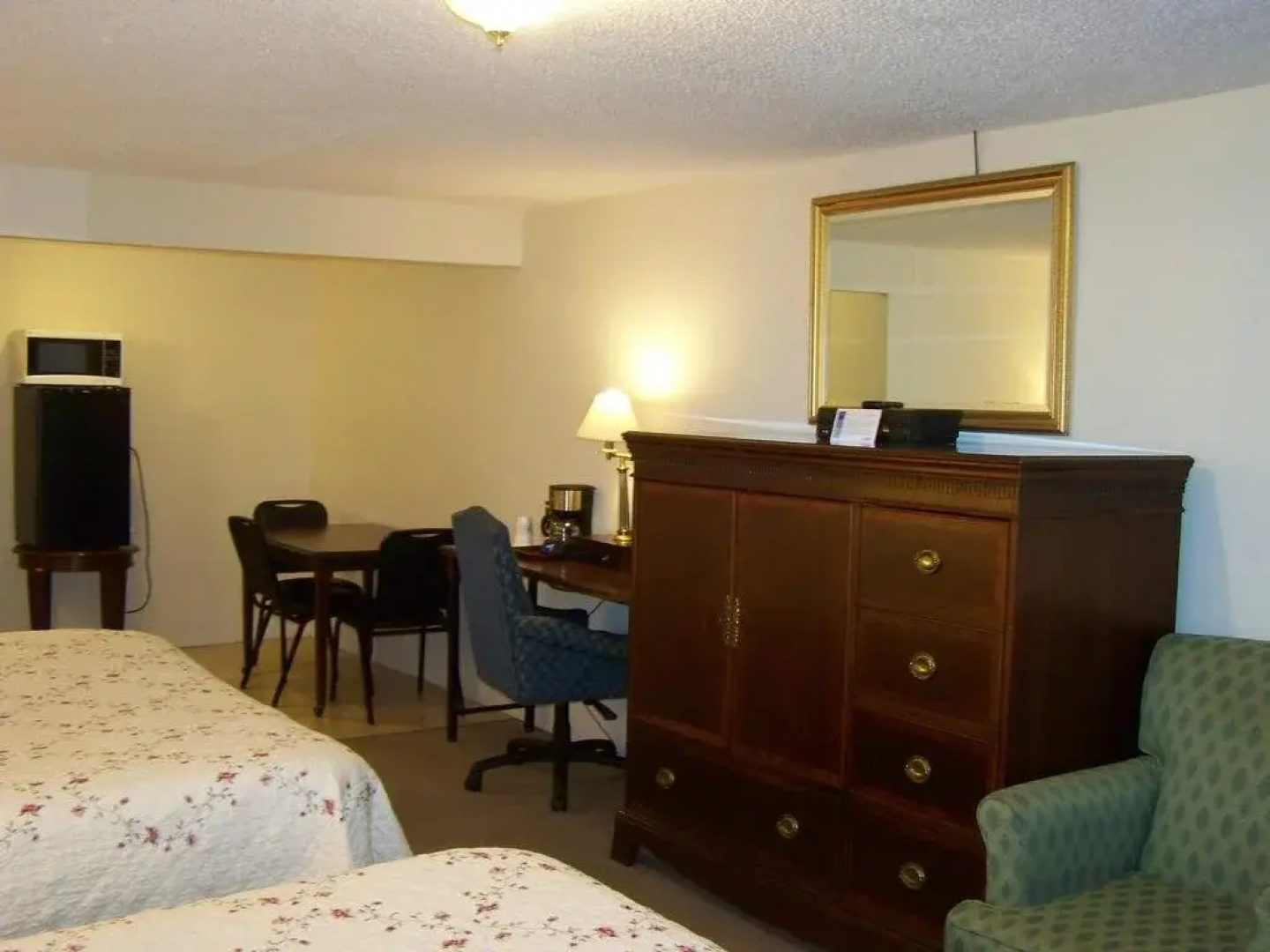 Golden Knight Inn and Suites