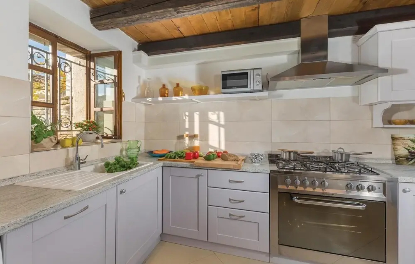 Beautiful Home in Kanfanar With Jacuzzi, Wifi and 7 Bedrooms