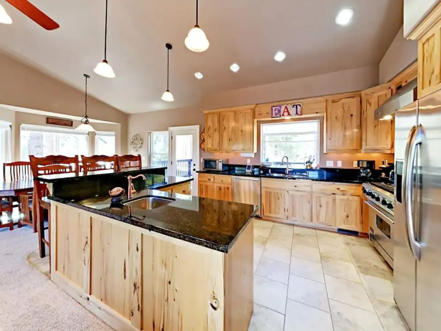 913 Lake Tahoe Blvd Home 4 Bedrooms 3.5 Bathrooms Home