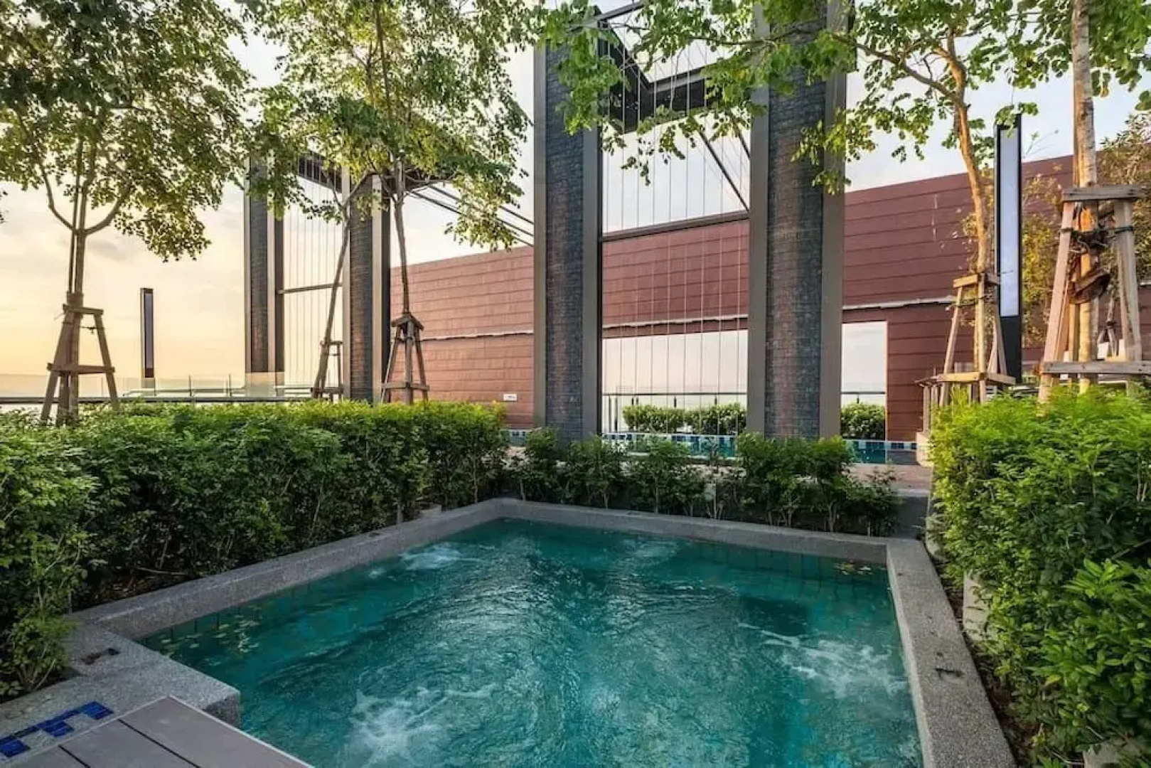 Woodsbury Suites 7722 Butterworth
