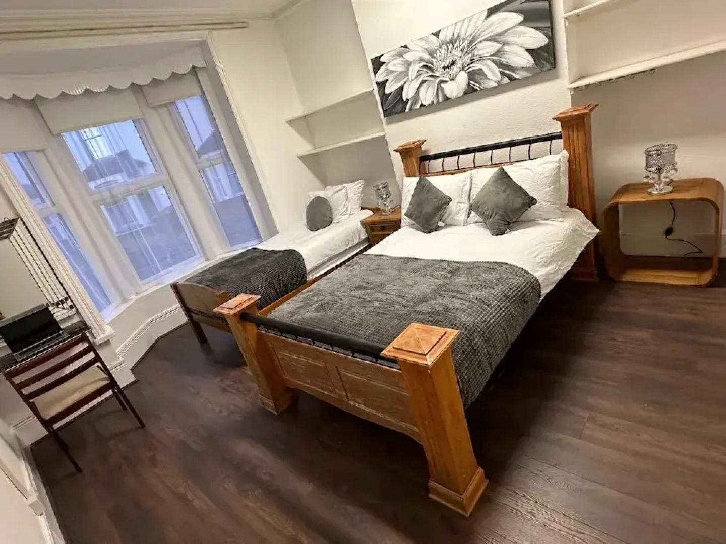 PRIVATE ROOMs In TOWN CENTRE FREE PARKING WIFI AND PATIO WITH AA STAY LTD