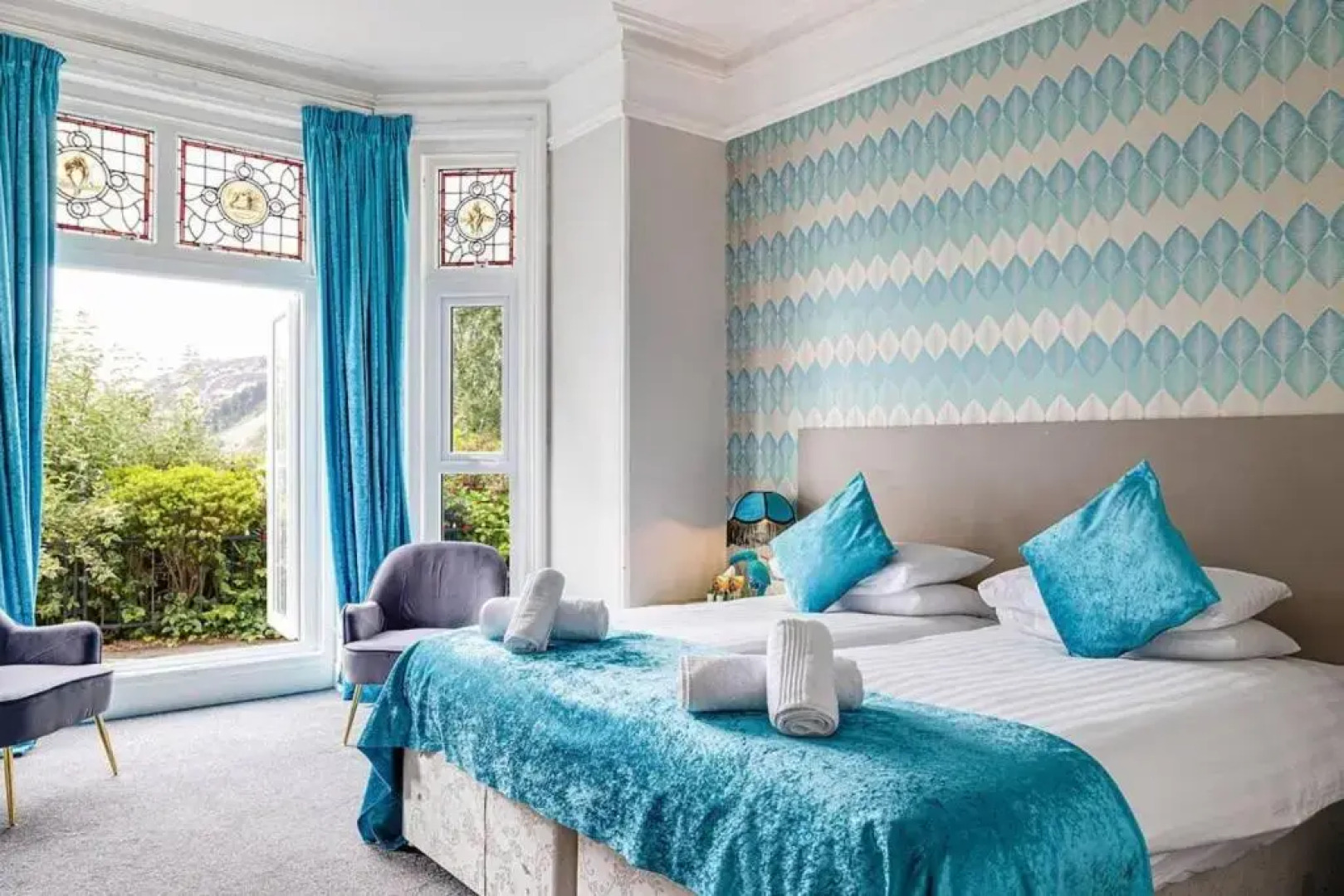 Delightful Holiday Home With sea Views and Hot Tub