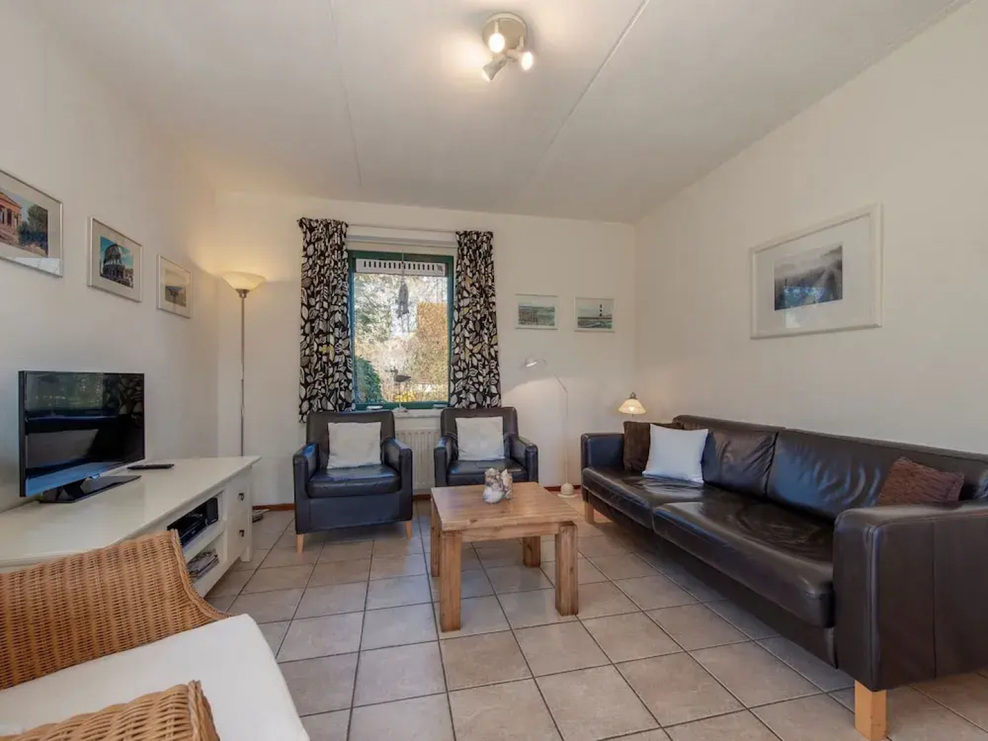 Detached, Well-kept Holiday Home With Wifi, Beach at 500 m