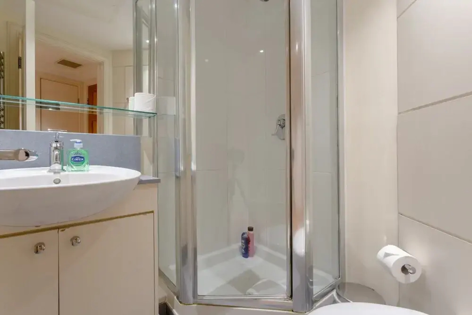 2 Bedroom Flat in Chelsea With Pool and Garden