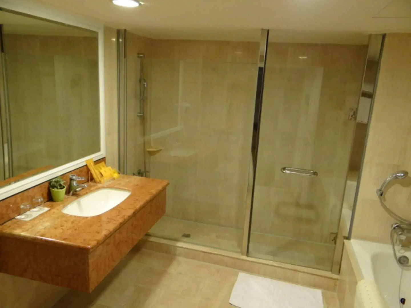 Crystal Plaza Hotel Kaohsiung