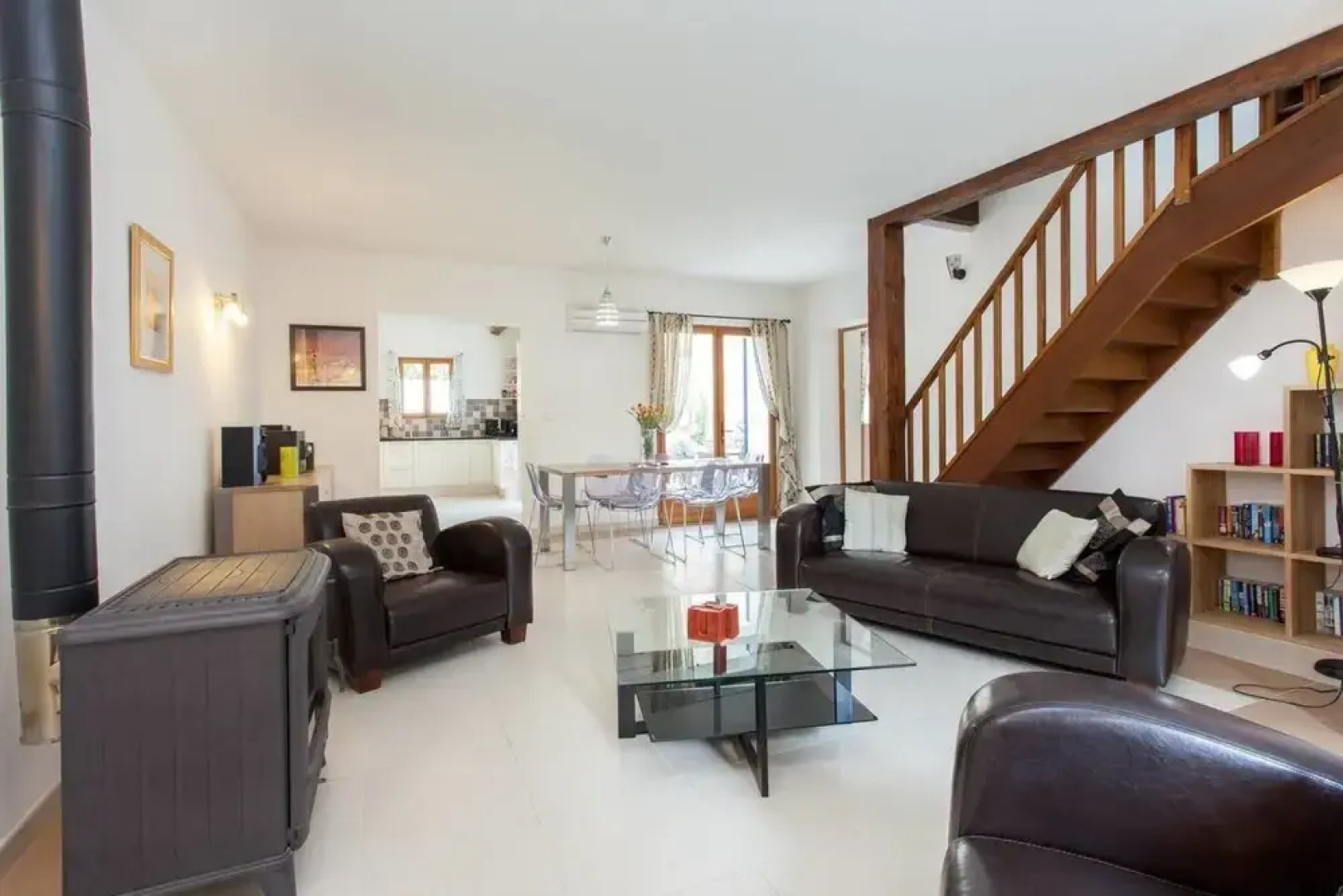 Hirondelle in Charming Village