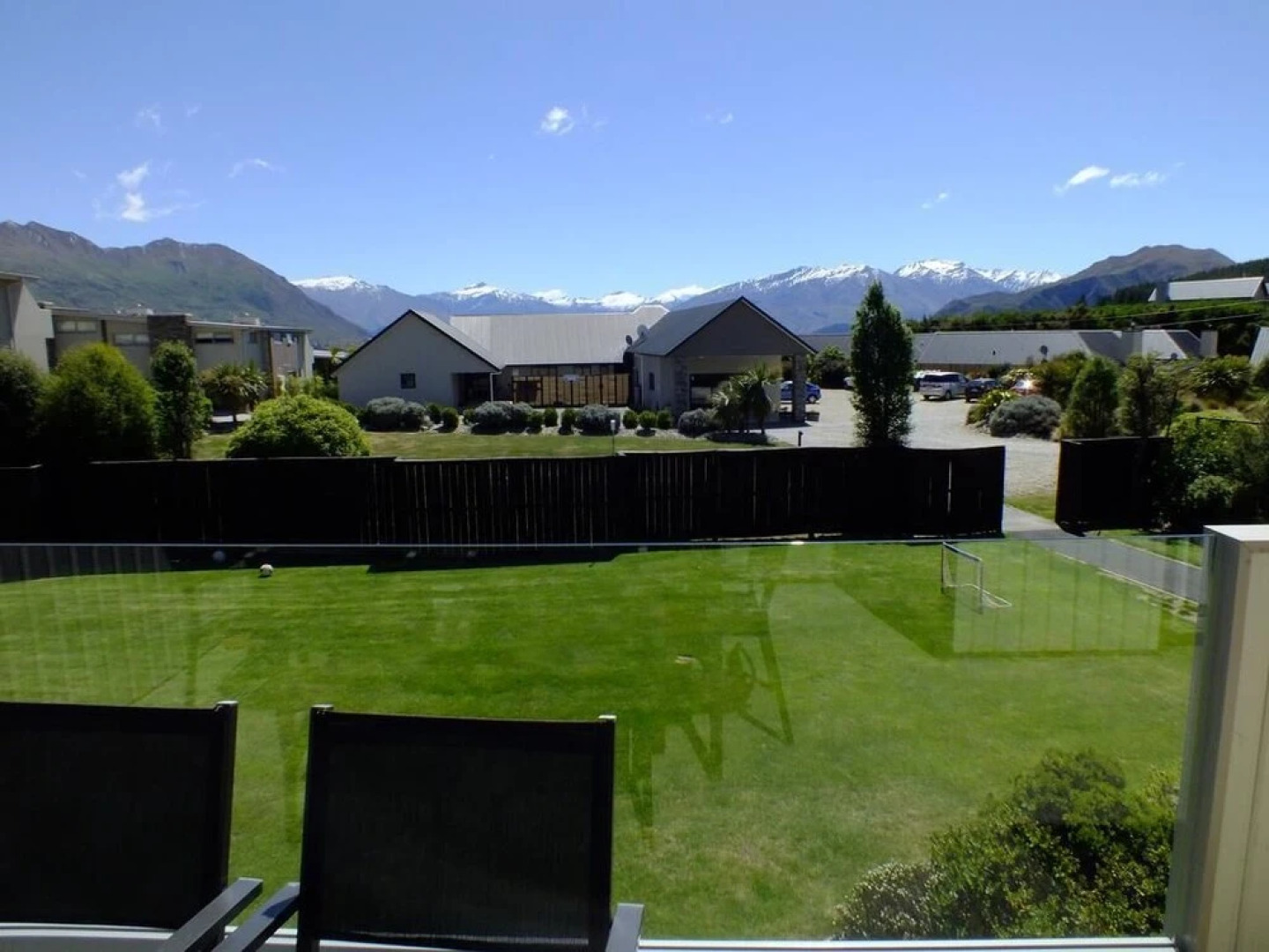 Toodle's Super Six in Wanaka w Mountain Views