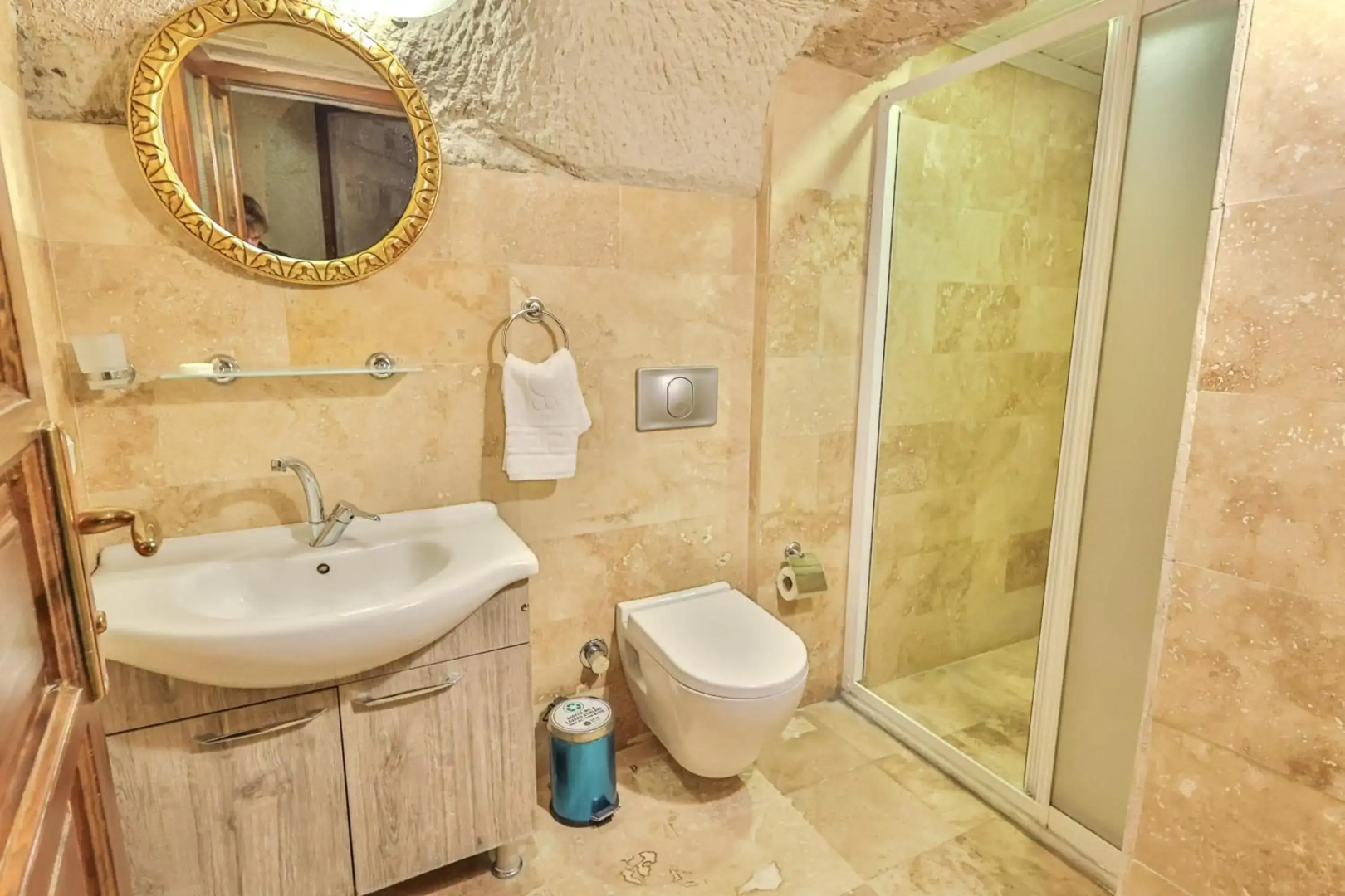 Bedrock Cave Hotel - Adults Only