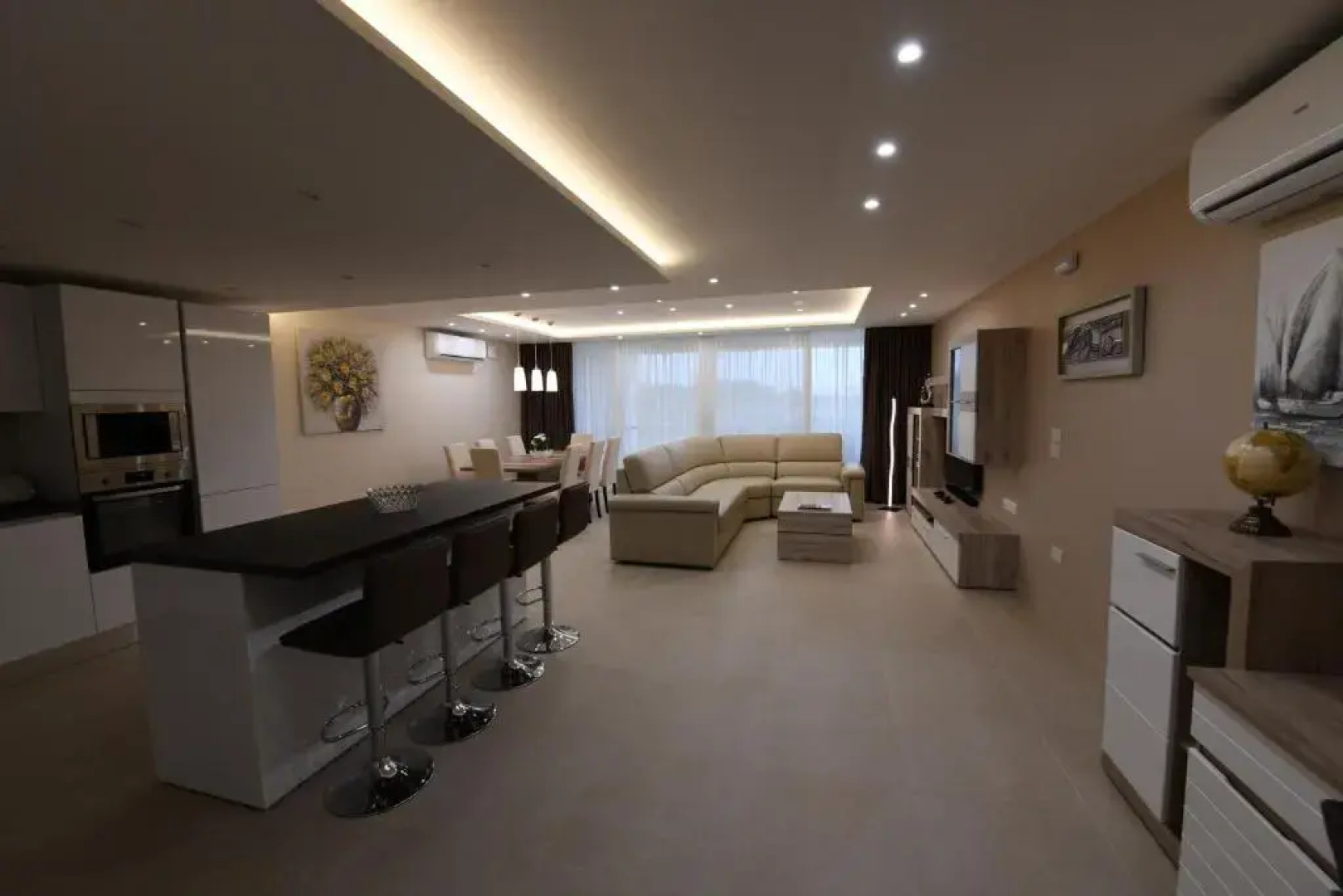 Wileg 4B Luxury Two Bedroom Apartment with Shared Swimming Pool.