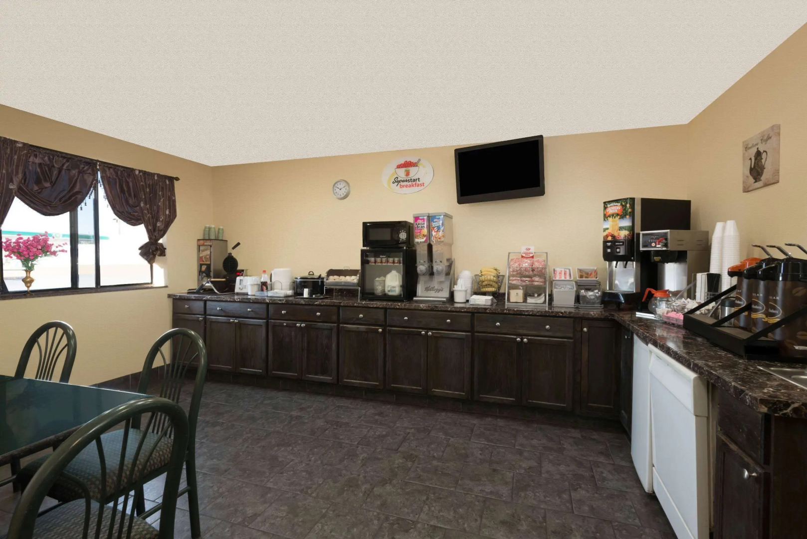 Super 8 by Wyndham Topeka/Wanamaker RD/I-70