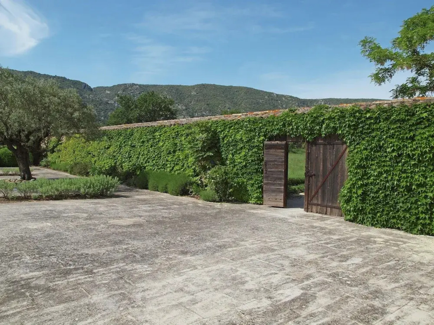 Enticing Villa With Private Swimming Pool in Oppede