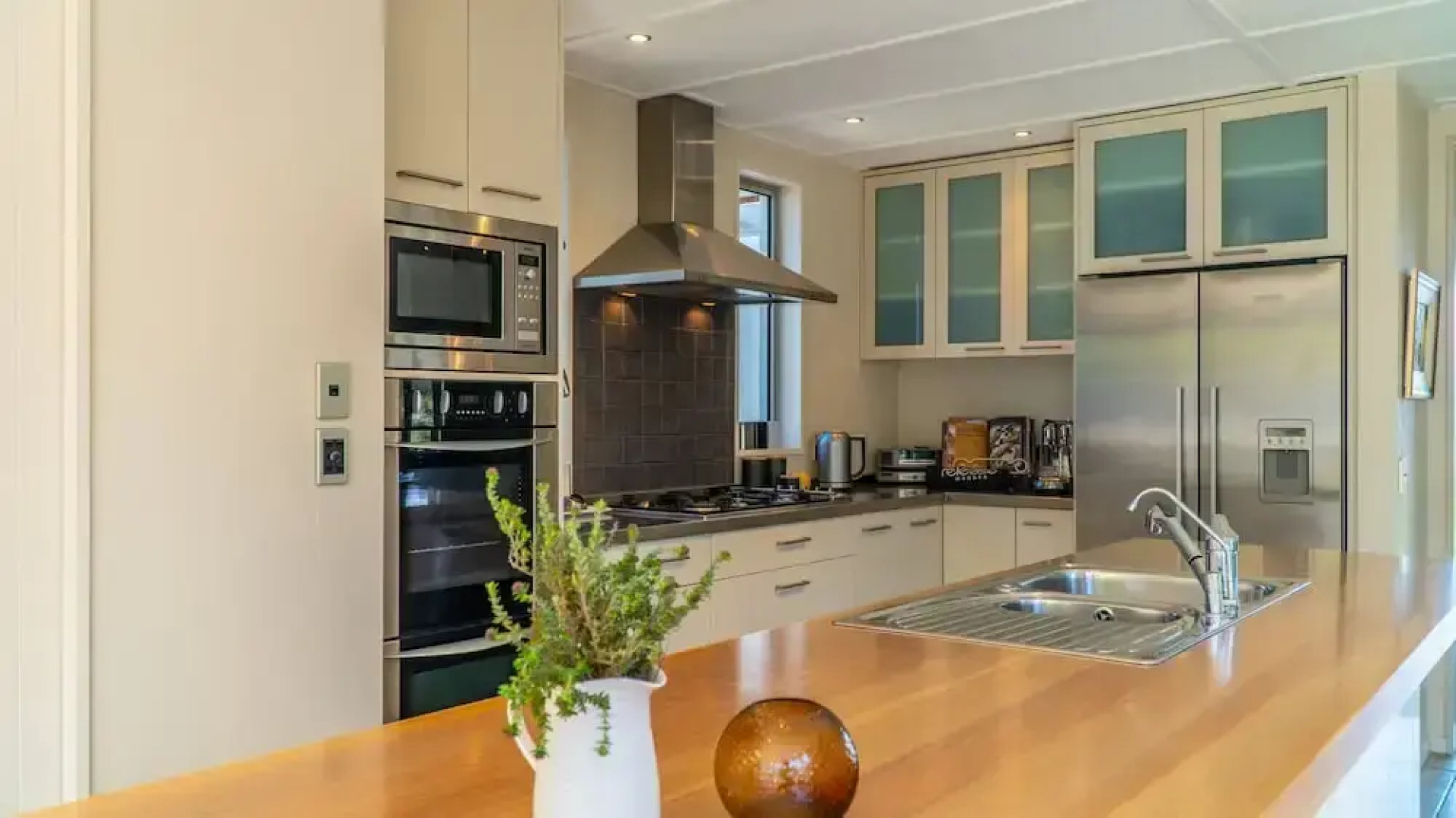 Expansive Family Retreat With Stunning Views of Lake Wanaka and the Mountains