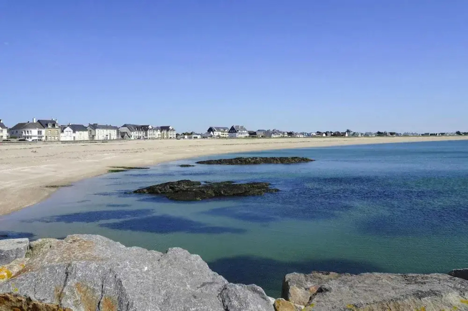 Lovely Apartment in a Prime Location With Direct Access to the Beach, Mesquer