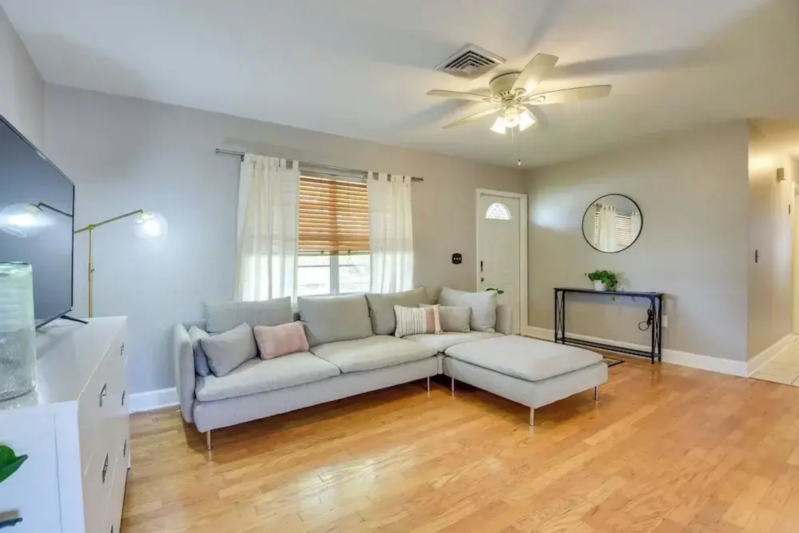 3 Mi to Riverwalk: Pet-friendly Home w/ Yard!