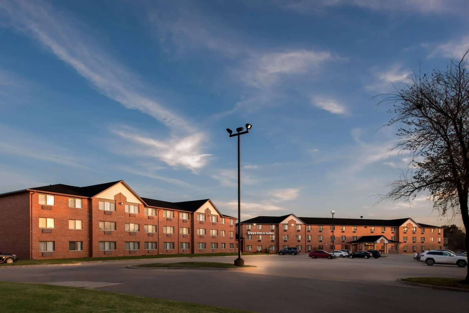 Days Inn & Suites by Wyndham Des Moines Airport