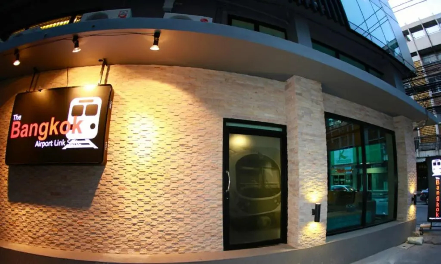 Collection O The Bangkok Airport Link Suite