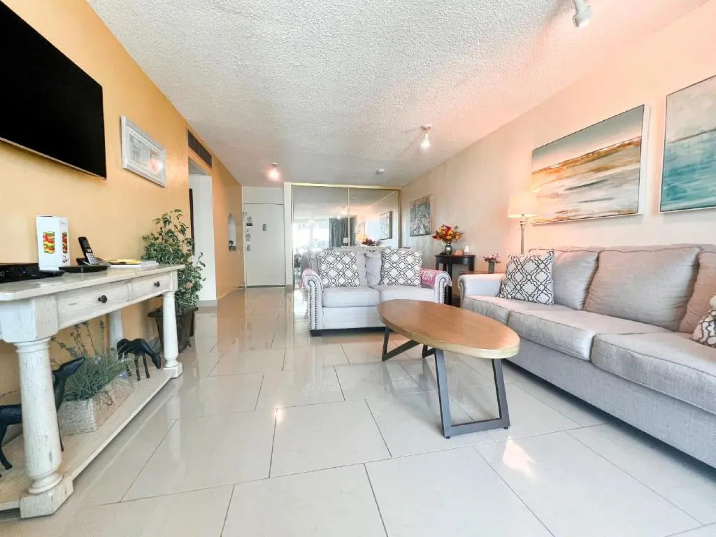 ESJ Towers Máre St Clair by Chana