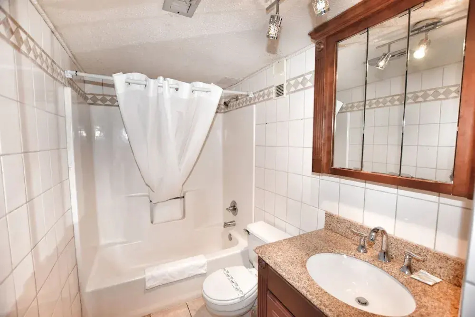 0611 Waters Edge Resort 2 Bedroom Condo by Redawning