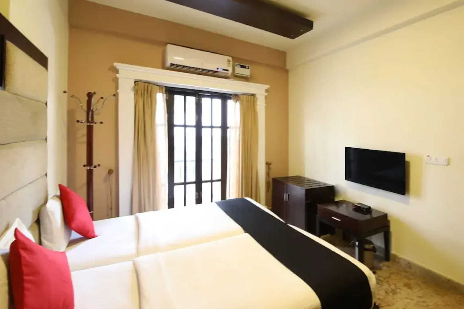 Capital O 18260 Hotel Crystal Park Inn