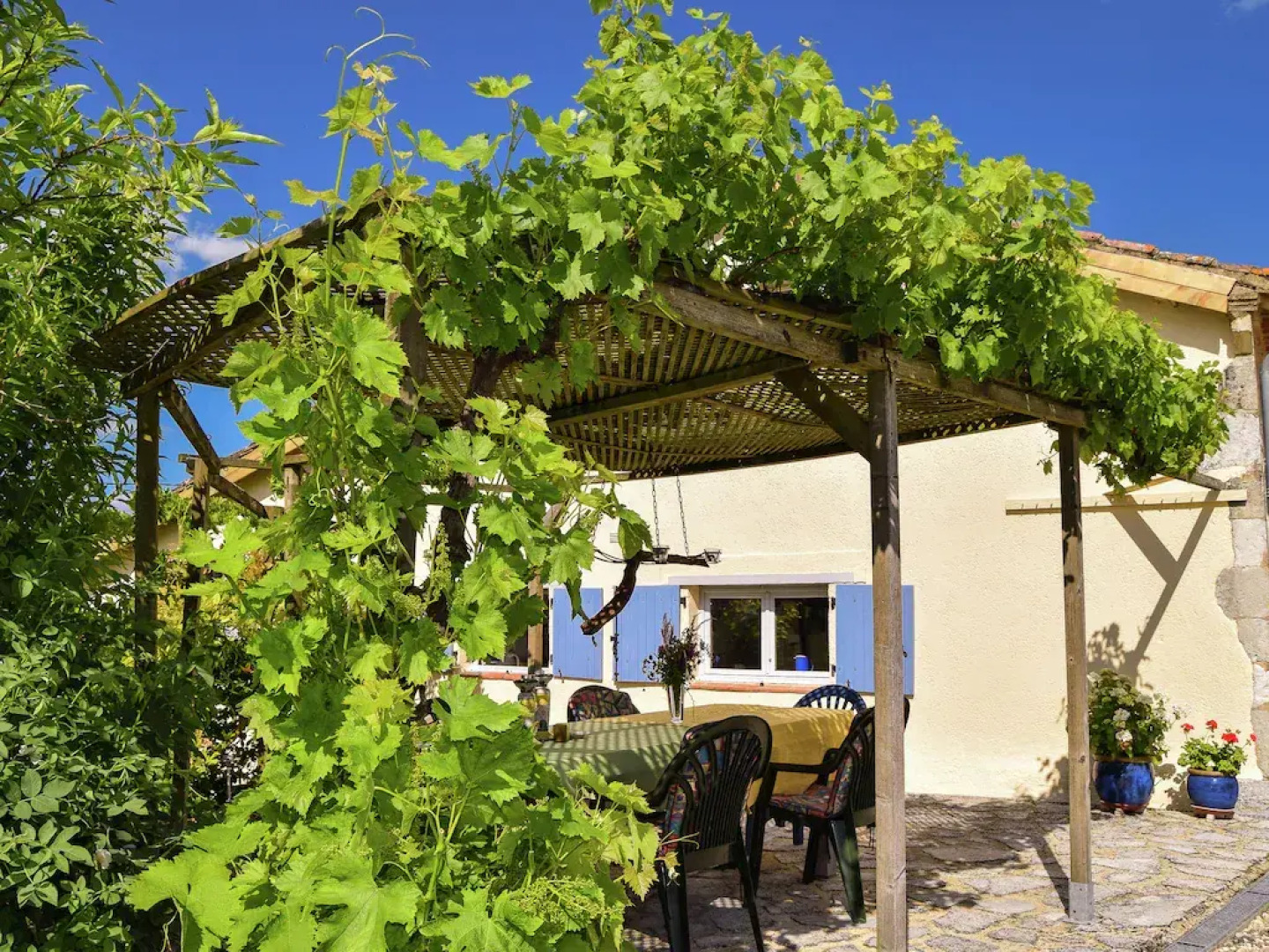 Snug cottage in Saint-Eutrope-De-Born with pool