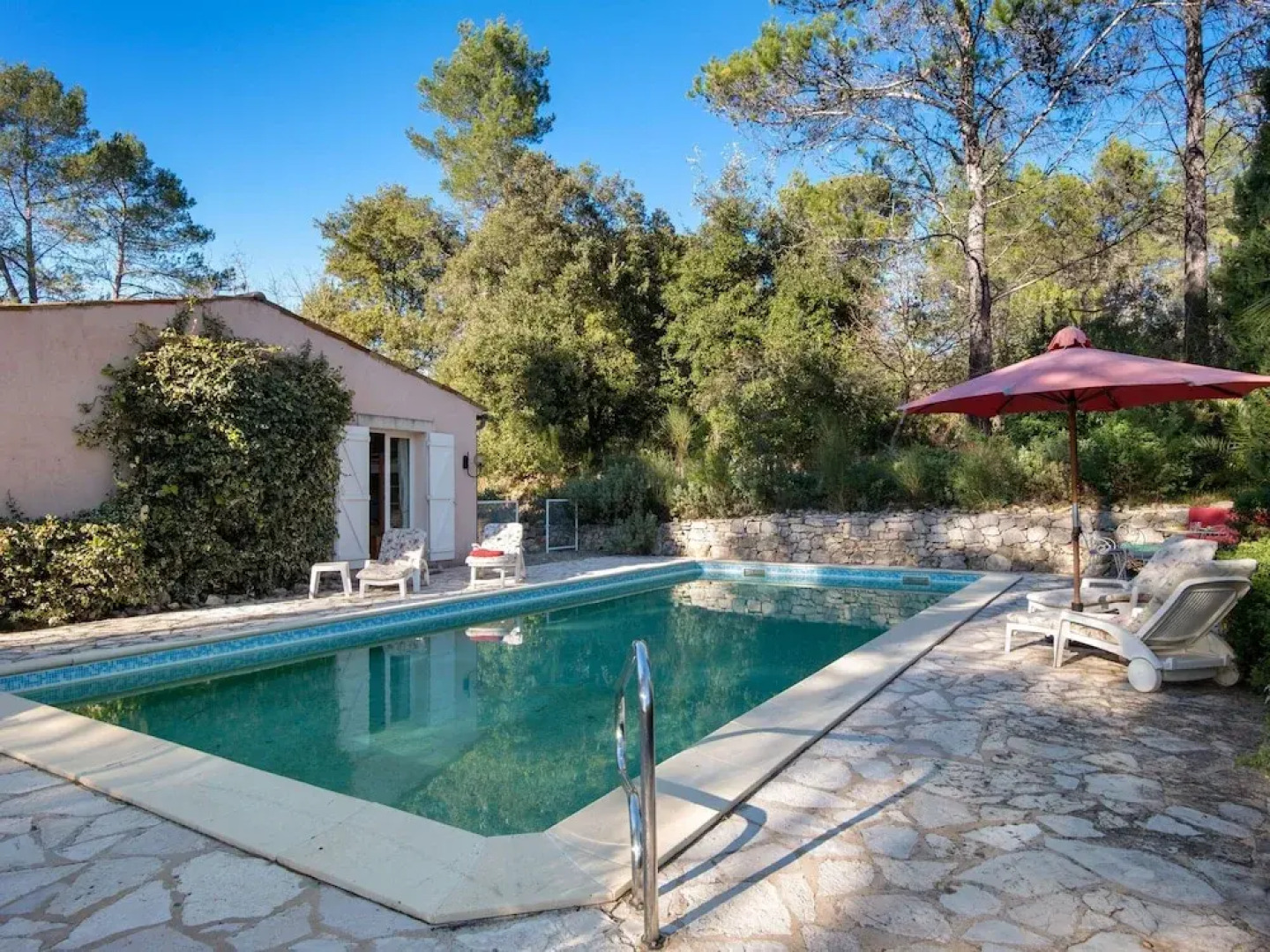 Lavish Villa in Bagnols-en-forêt With Swimming Pool