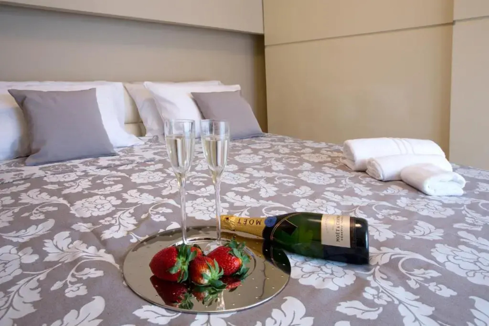 State of the Art Home Suite with 180° Panoramic Lake View, Pool, Sauna & Jacuzzi