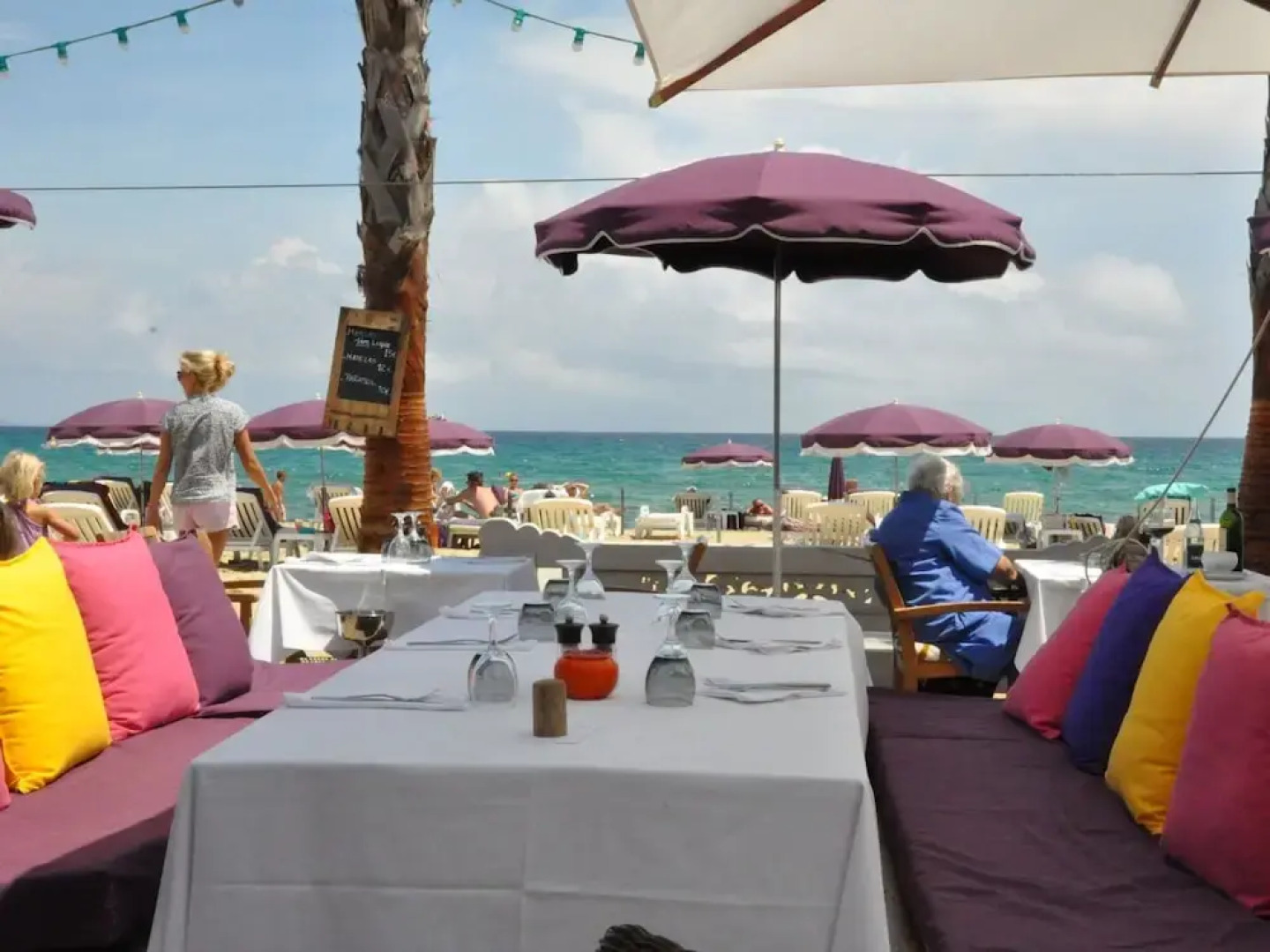 Aircon Villa With 4 Suites, Swimming Pool, Walking Distance to the Center, 20 km From the Beach