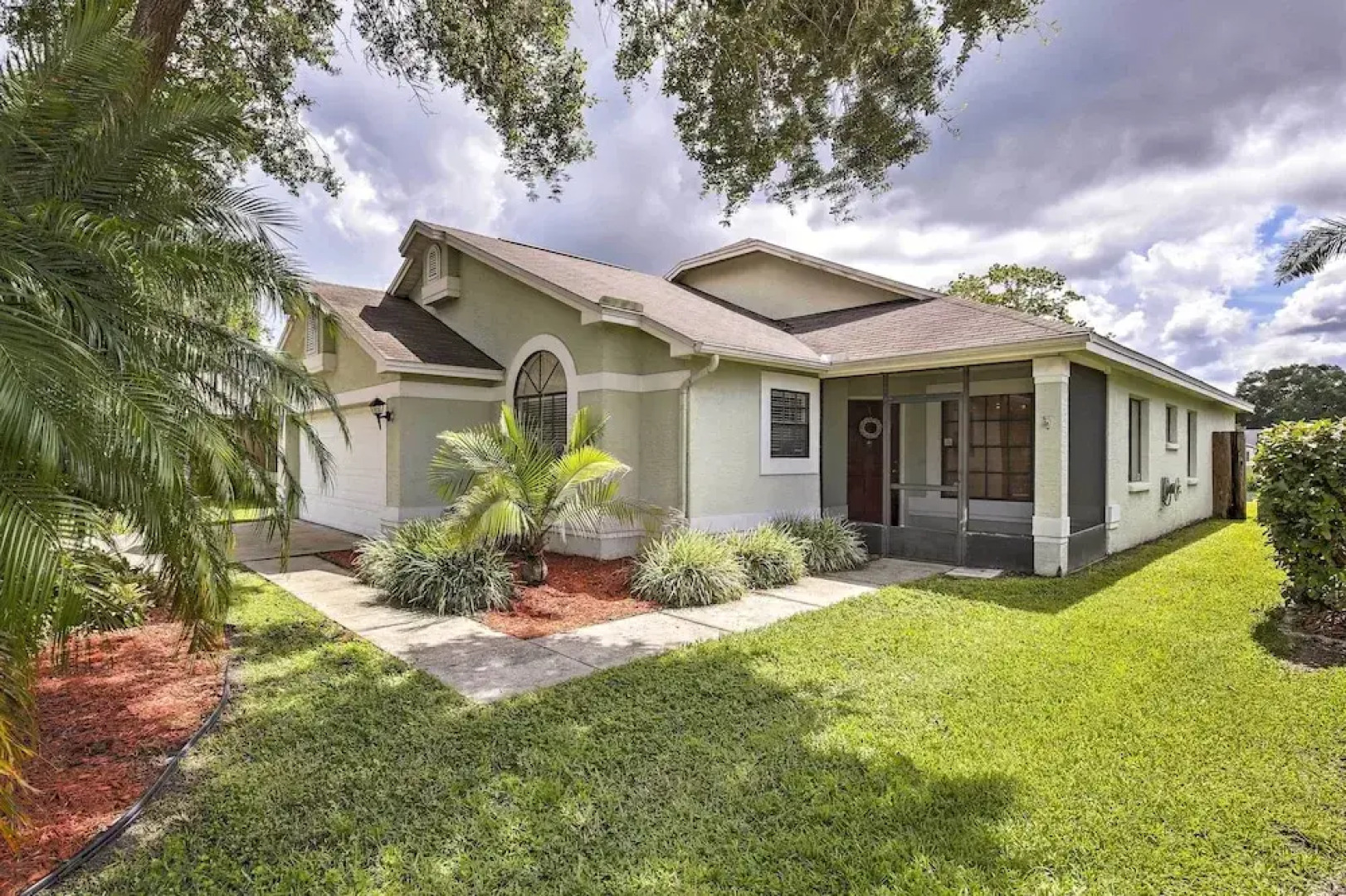 Lakefront Brandon Home w/ Patio & Screened Lanai!
