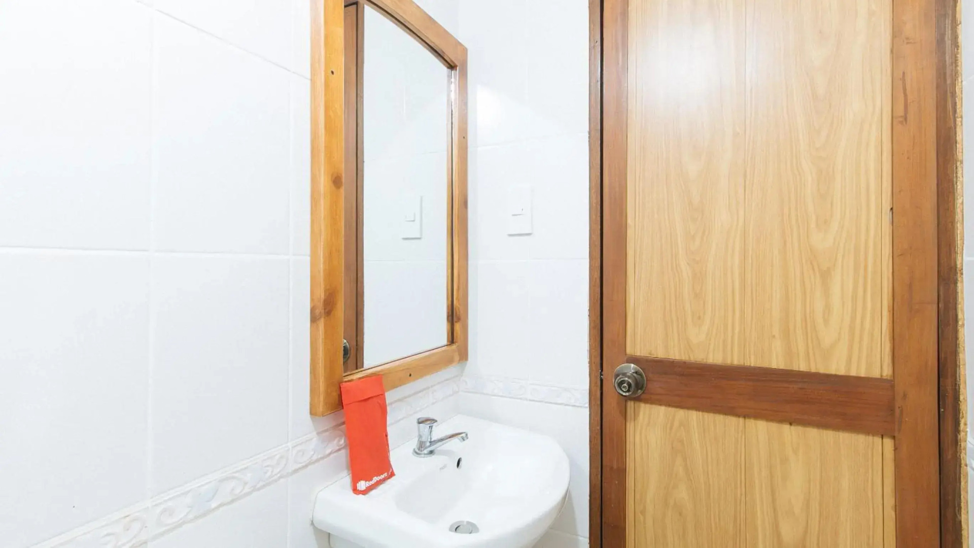 RedDoorz @ Moonwalk Paranaque