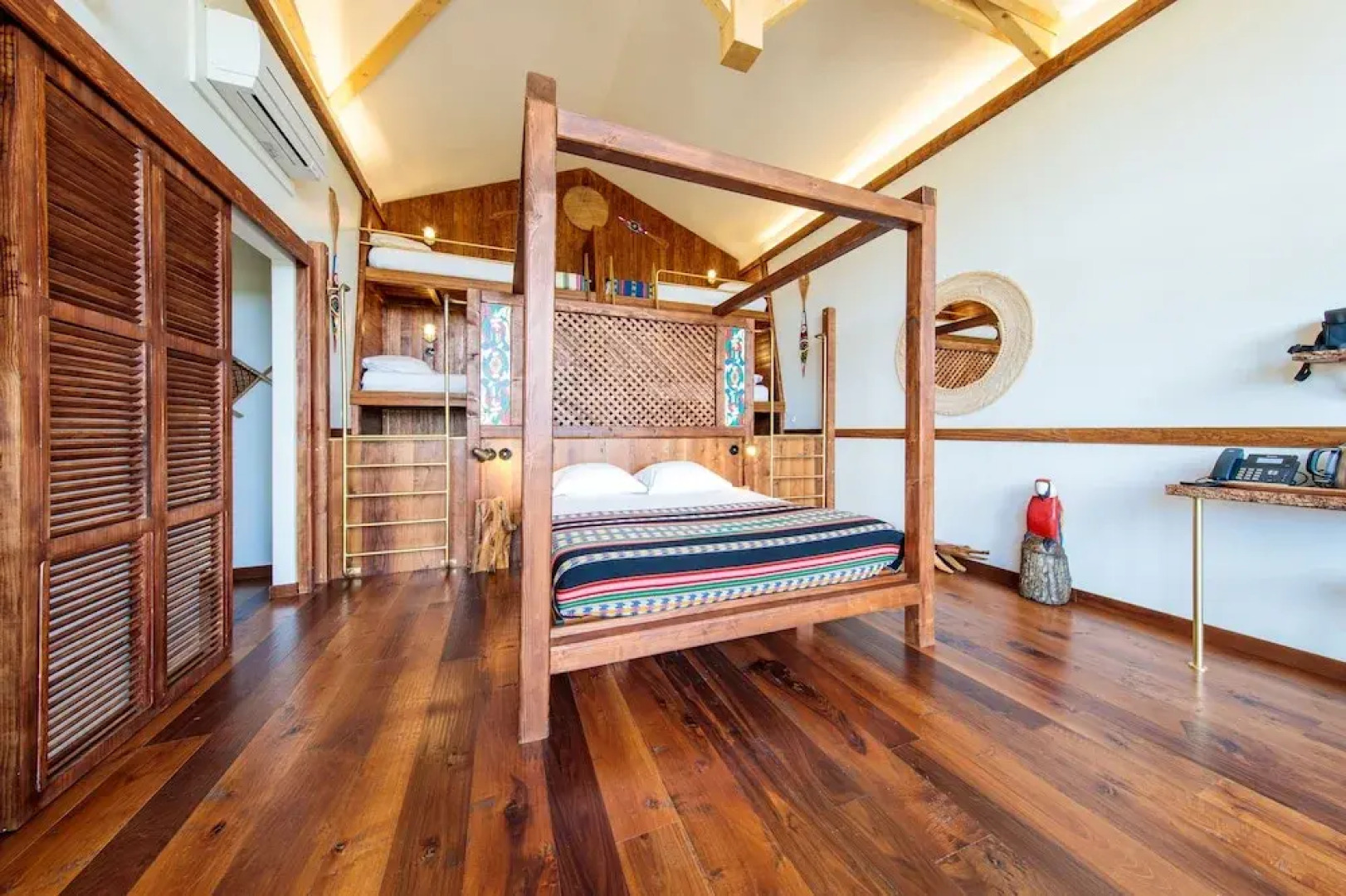 Les Lodges - Parrot World