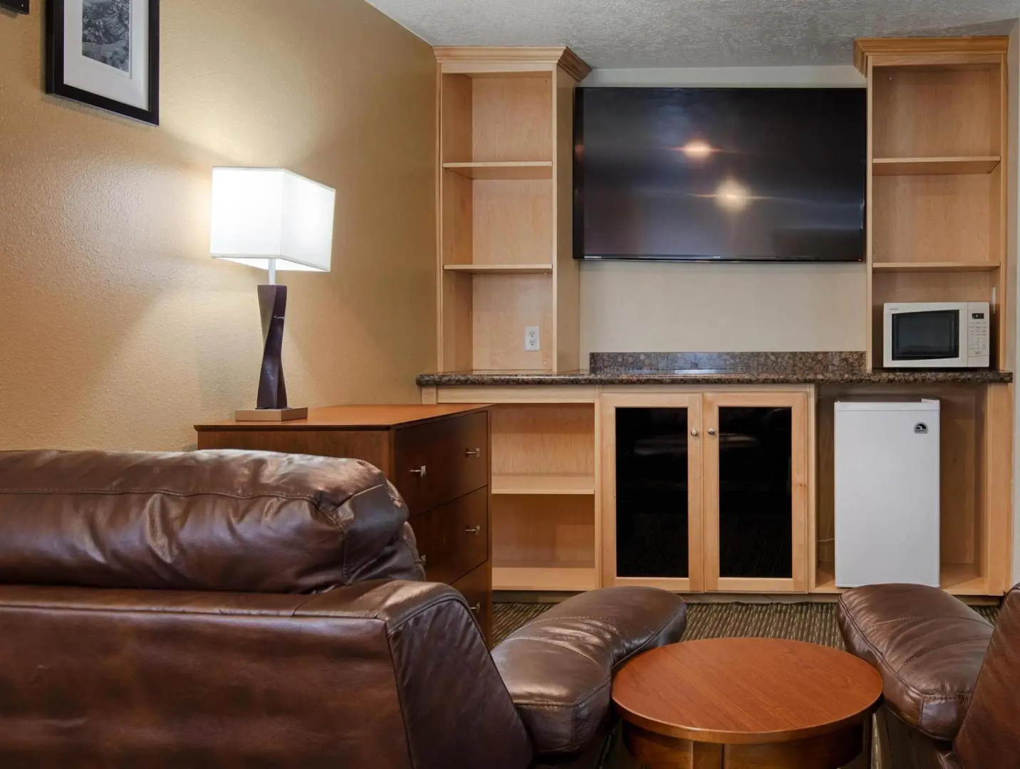 Dinosaur Inn & Suites