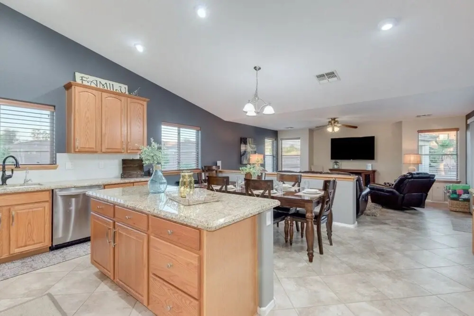 Oasis in The Desert! 5 Bedrooms, 3 Baths, Heated Resort Pool and Spa! Separate Casita! by Redawning