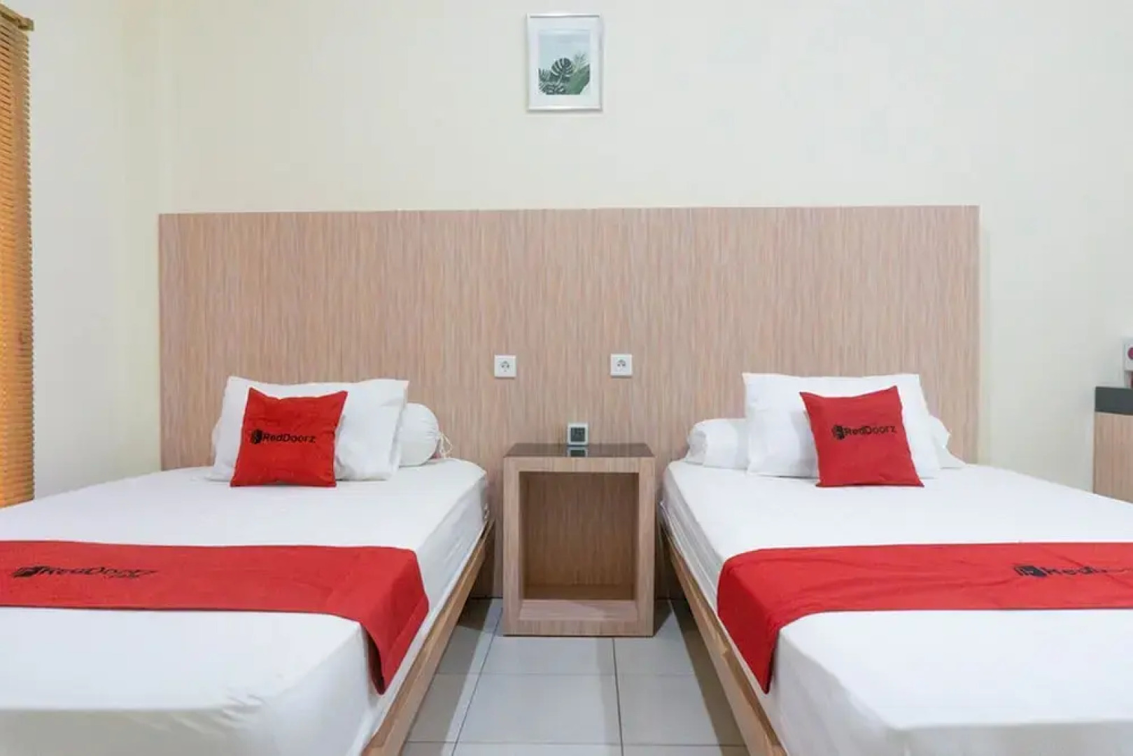 RedDoorz Syariah near Sultan Muhammad Kaharuddin Airport