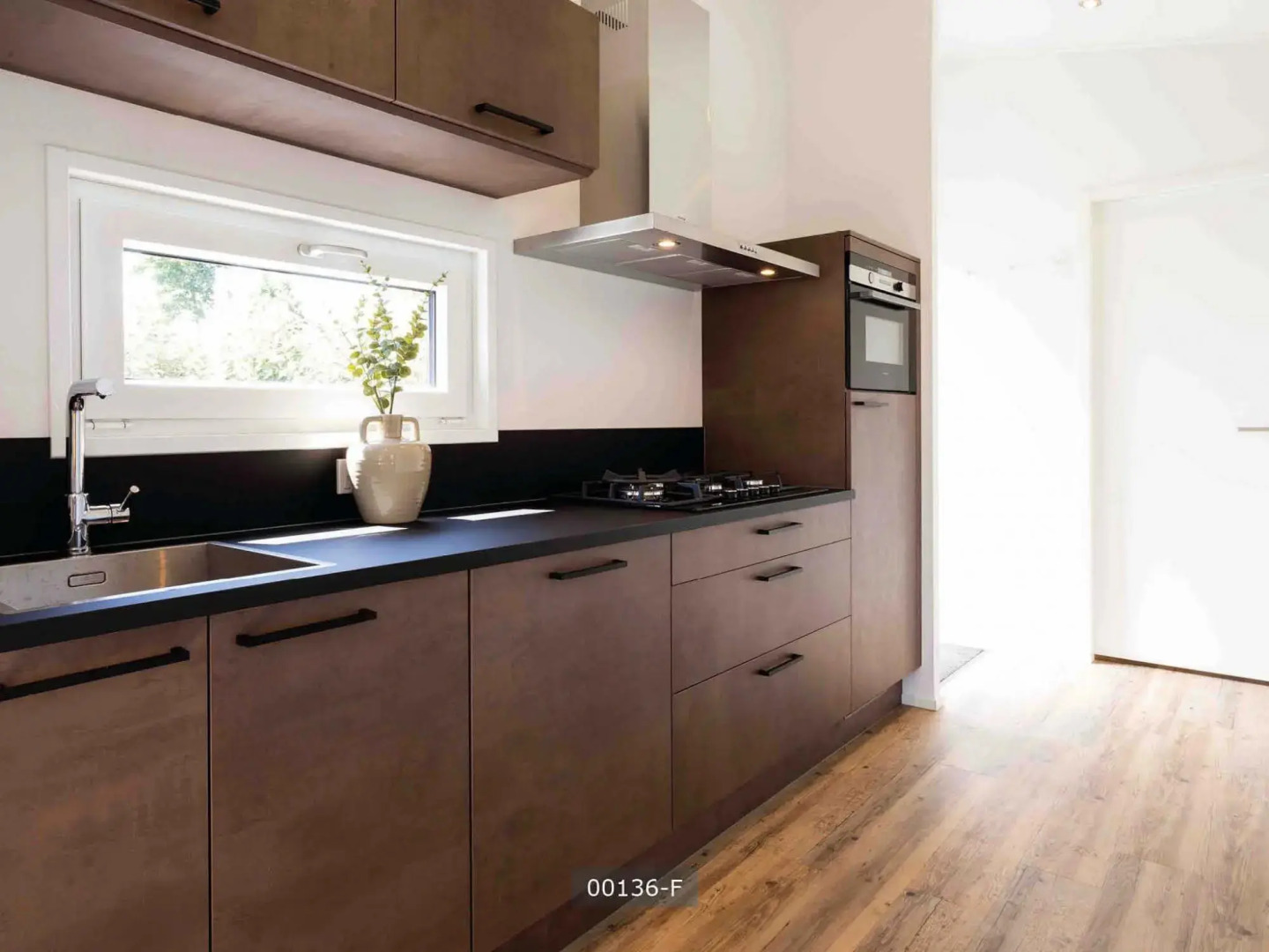 Luxury chalet with outdoor sauna and spa, on a holiday park, Den Bosch at 22 km.