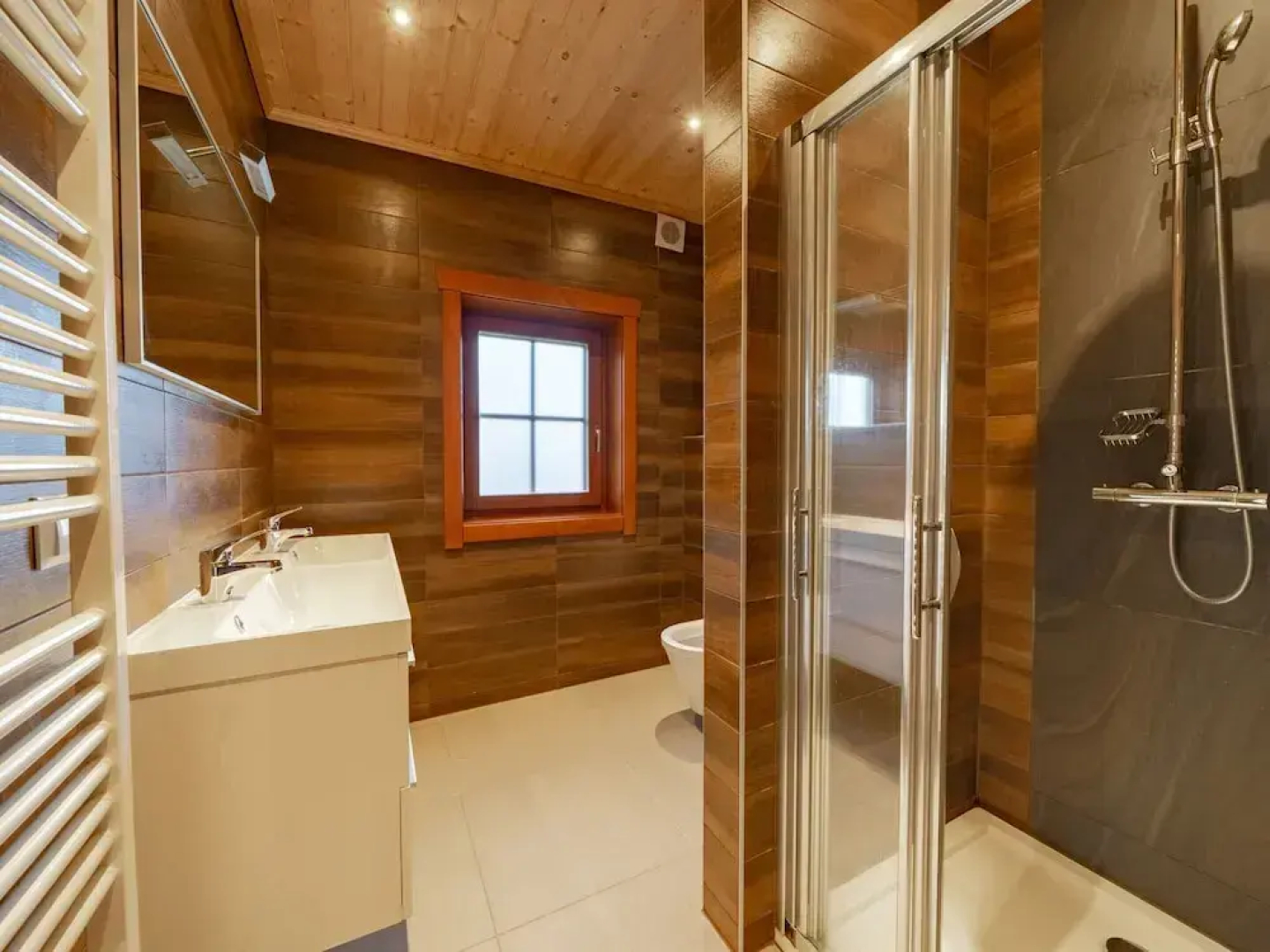 Wooden Holiday Home with Microwave near Brunssummerheide