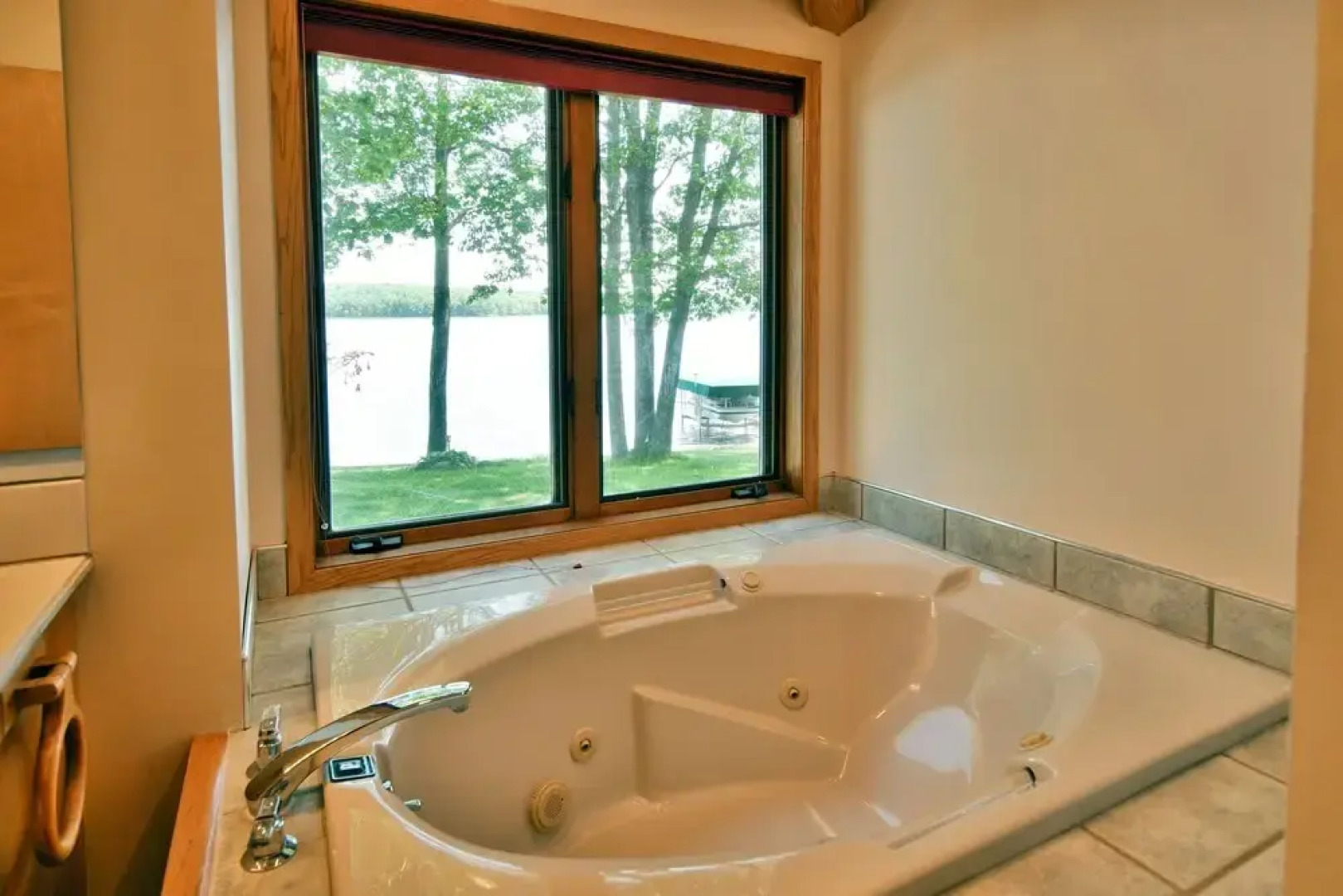 Cheif Lake Lodge 4 Bedroom Home by RedAwning