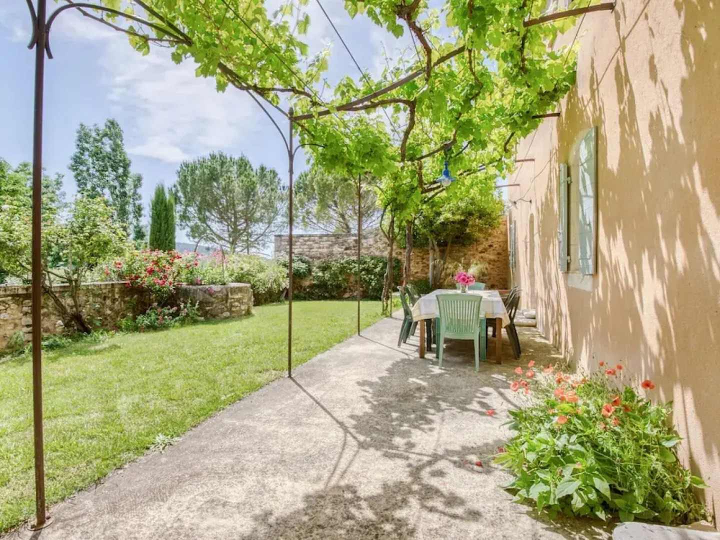 Quaint Holiday Home in Rustrel With Swimming Pool