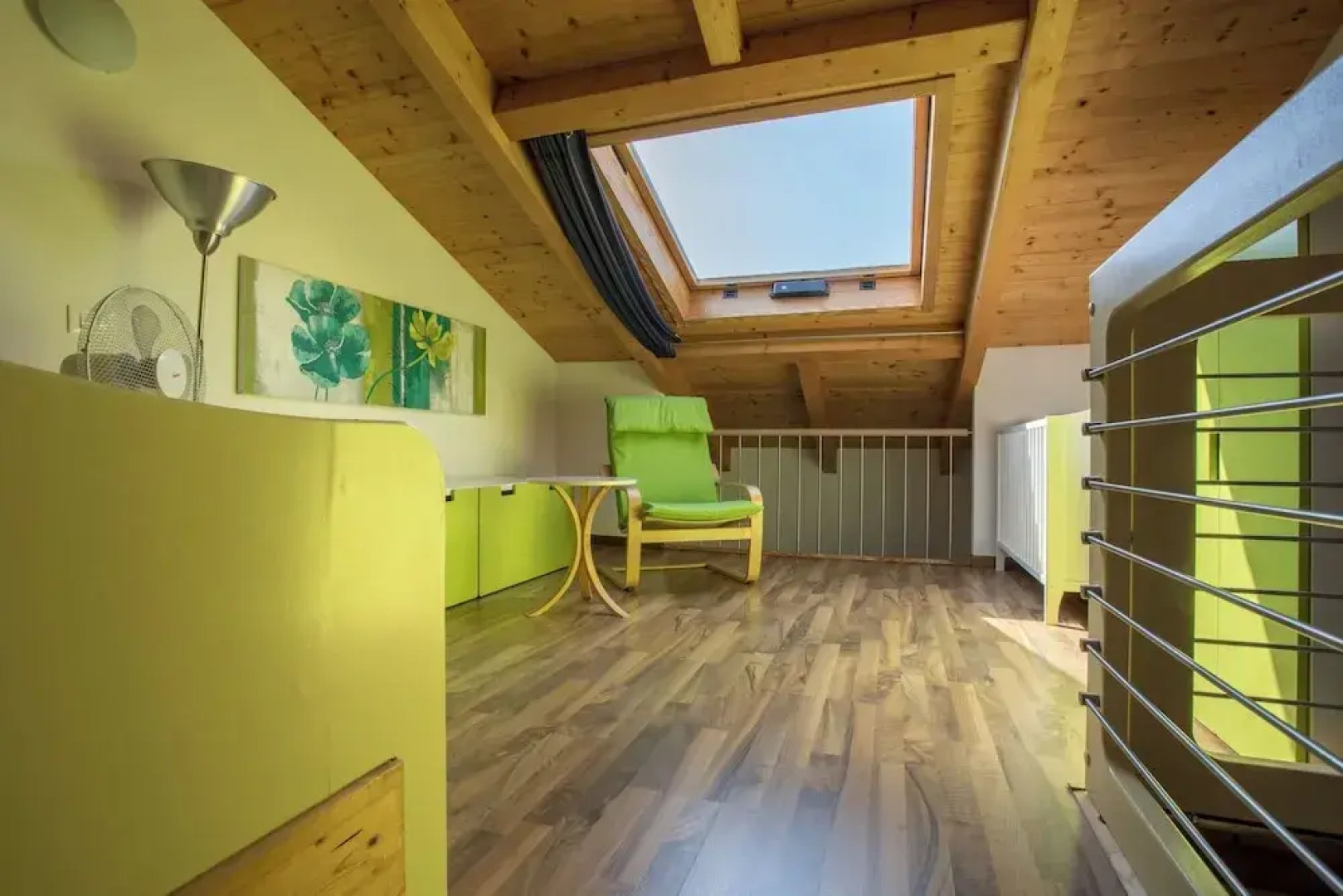 Blue Flat With Shared Pool and Private Garden Near Salò