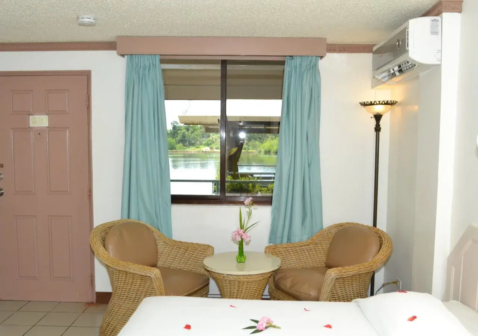 West Plaza Hotel by the Sea