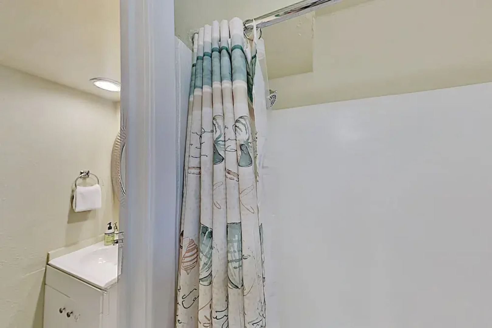 Lovely Canal-front W/ Pools & Boat Slip 2 Bedroom Condo