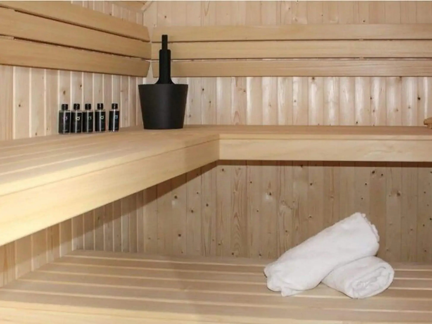 Wellness villa with sauna, at a holiday park on the water in Friesland