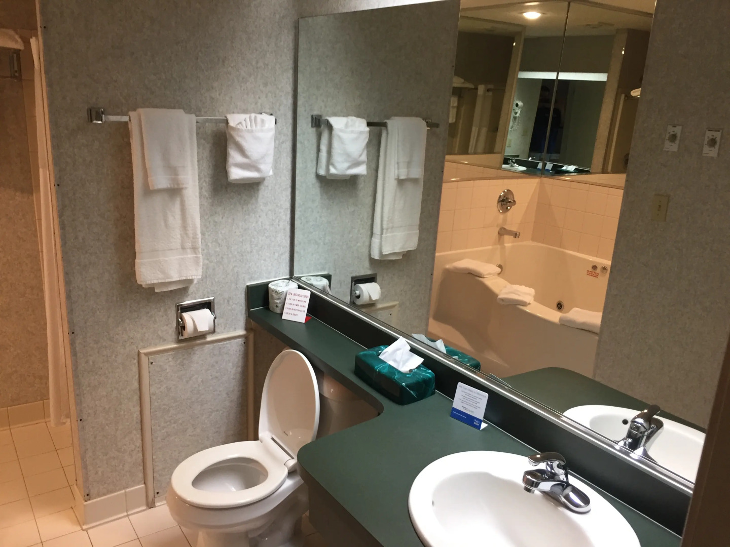 Rodeway Inn & Suites - Charles Town, WV