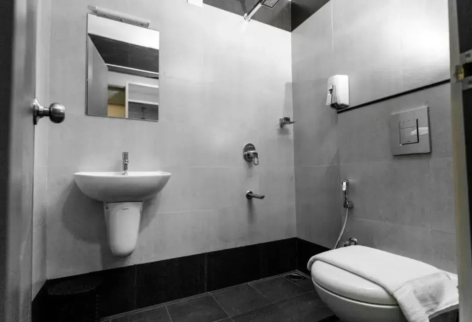 Sapphire Club Metro Hotel