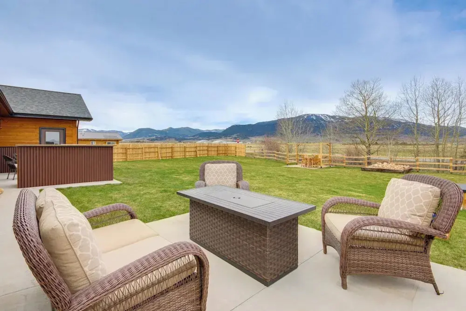 Red Lodge Home w/ Outdoor Kitchen & Fire Table!