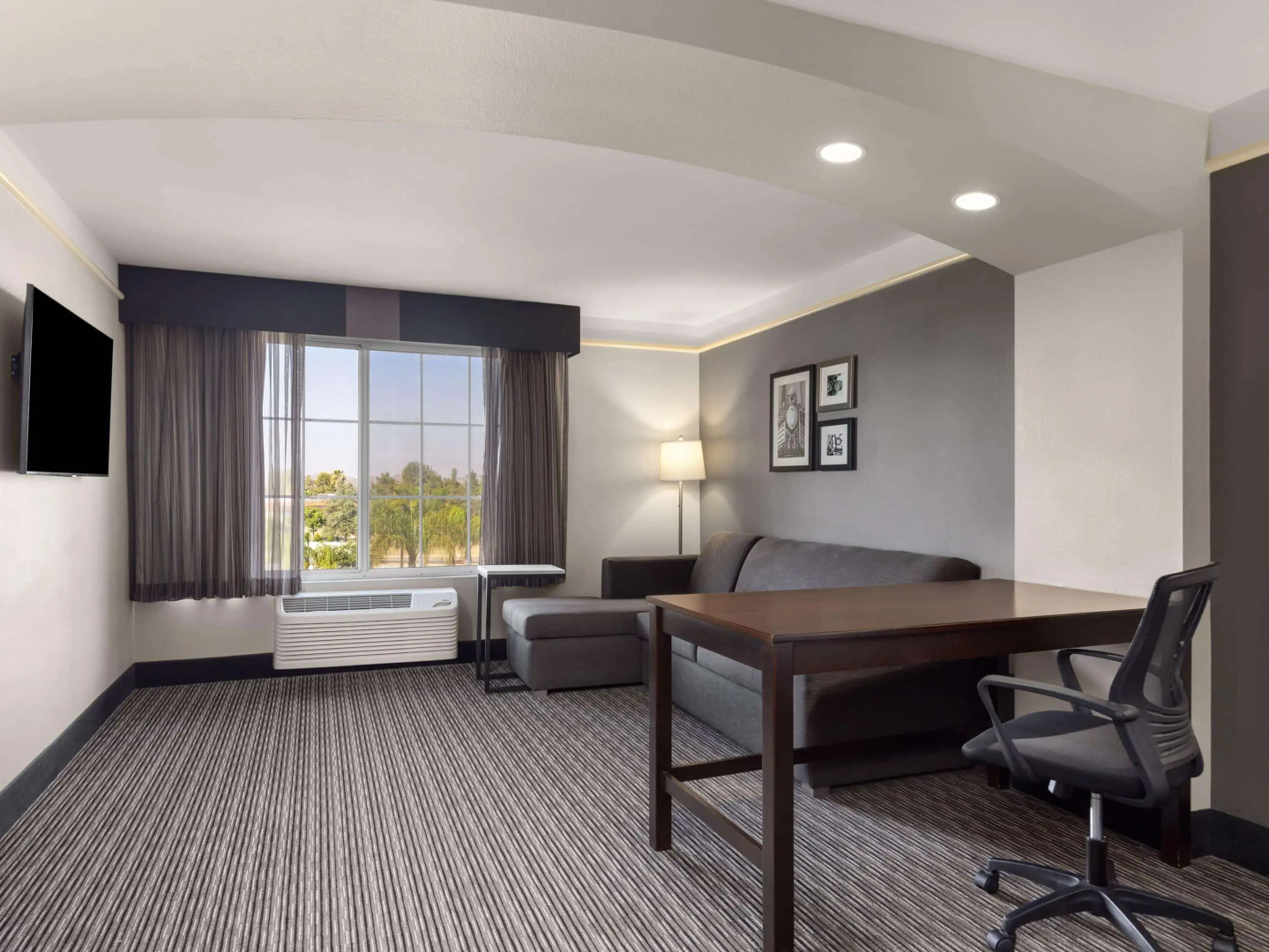 La Quinta Inn & Suites by Wyndham Santa Clarita - Valencia