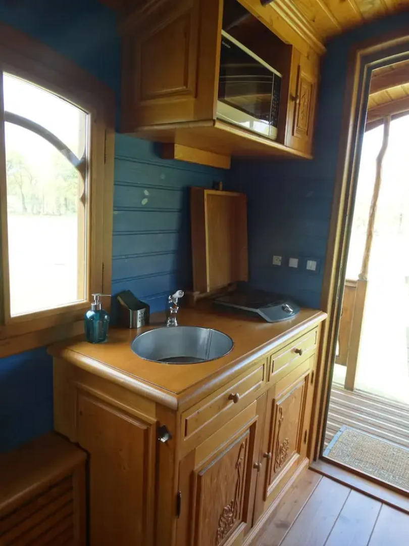 Une roulotte et des chevaux