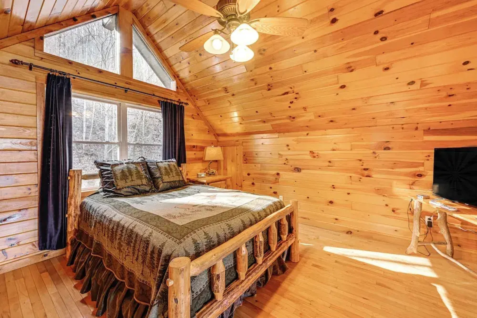 Tree-lined Cabin w/ Hot Tub & Deck in Bryson City