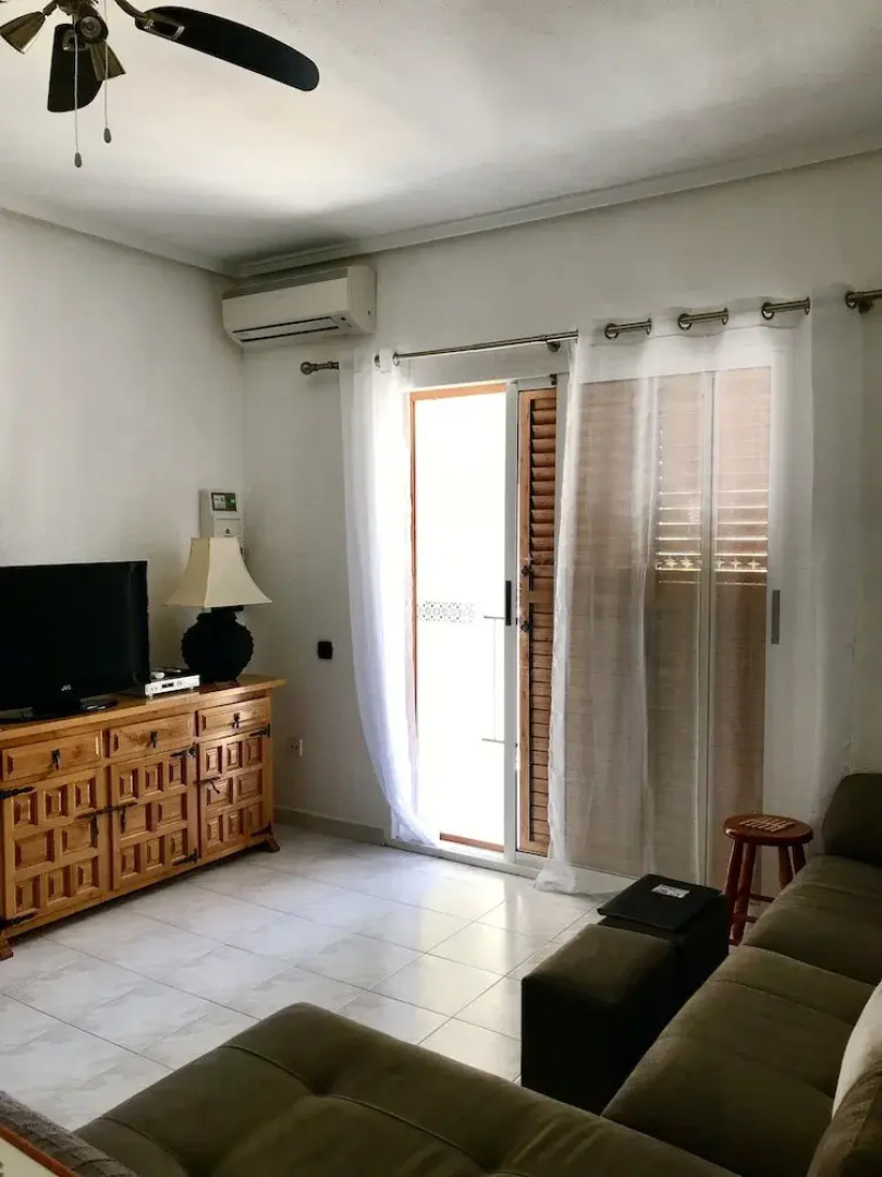 2-bed Apartment 10 min Drive to the Beach!