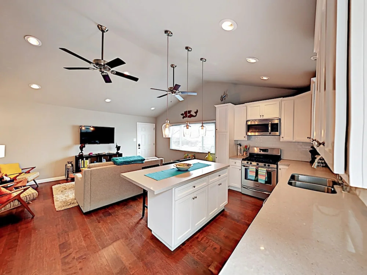 Bright 3BR Main Street El Segundo by RedAwning