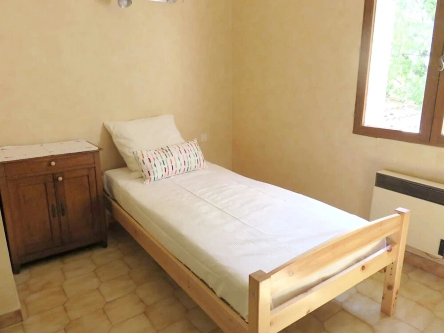 House With 5 Bedrooms in Mérindol, With Wonderful Mountain View, Furni